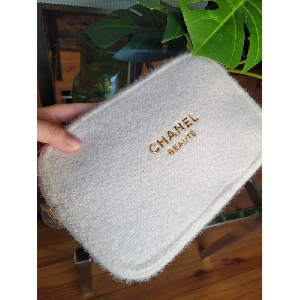 CHANEL White Puffy Makeup Bag Pouch Clutch Cosmetic Case - Picture 15 of 16